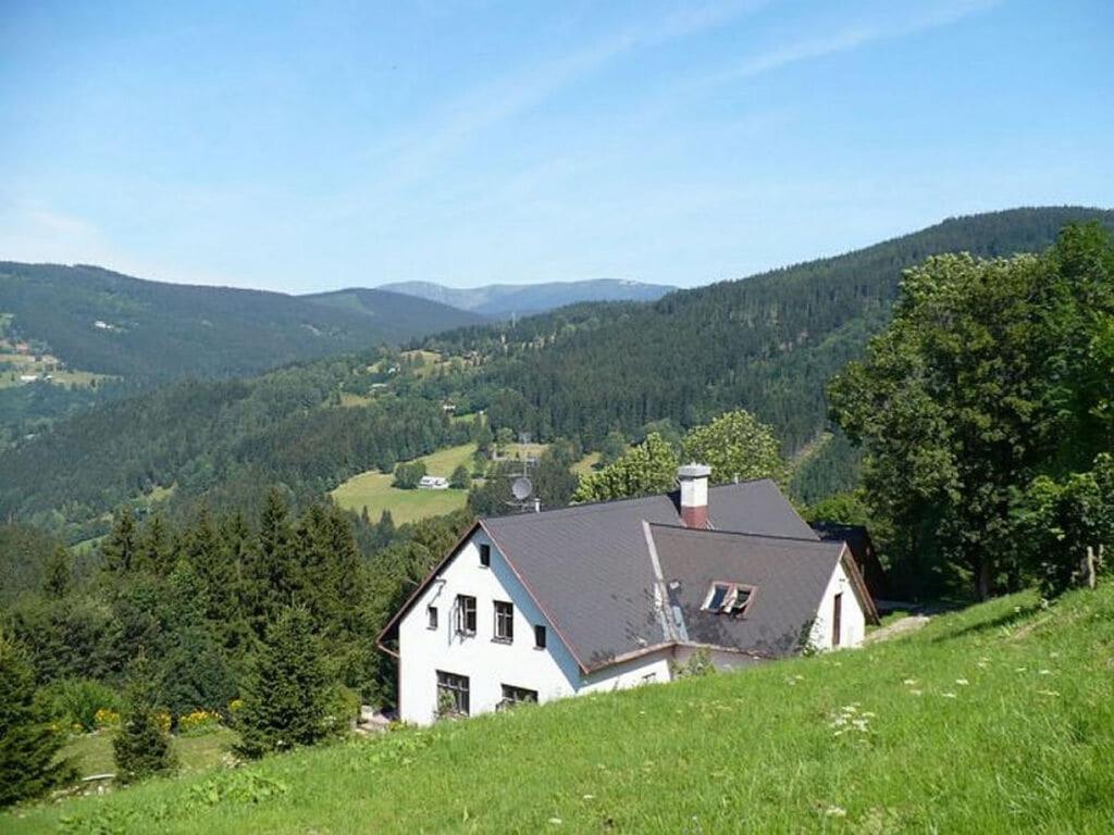 une maison blanche sur le côté d'une colline dans l'établissement Jaroslav Sevcik mountain hut, à Strážné
