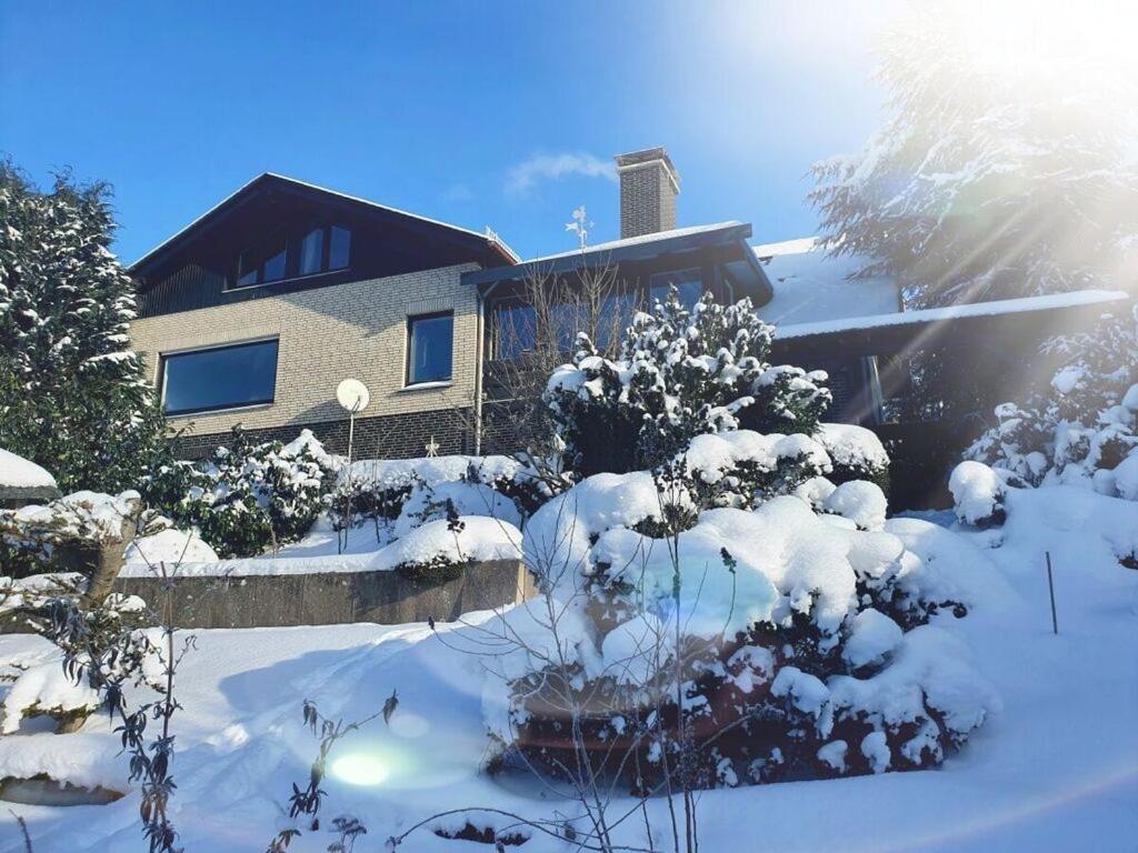 ein Haus mit einem schneebedeckten Hof in der Unterkunft See & So Modern Retreat in Winterberg