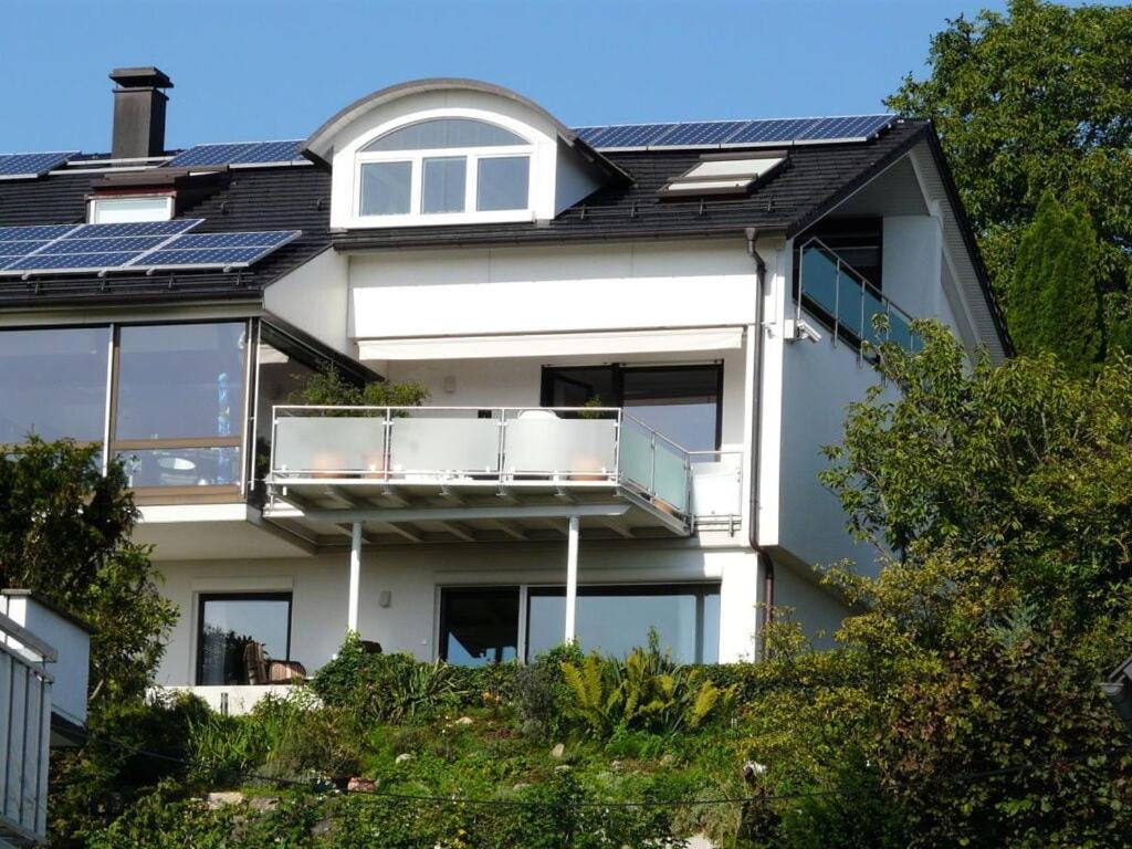 Hanssen in Lindau Lake Constance في لينداو: منزل على السطح مع لوحات شمسية