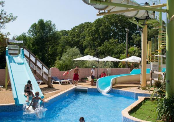Bazén v ubytování Mobil home dans camping aquatique Hyères nebo v jeho okolí