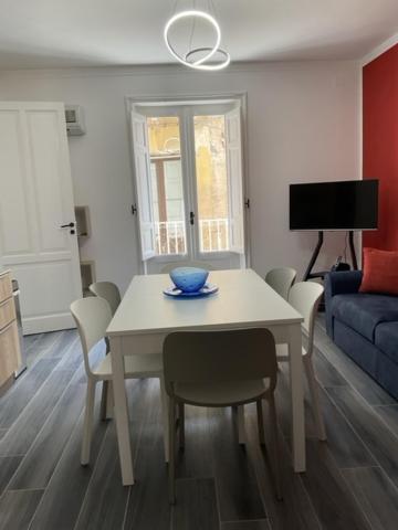 uma mesa branca e cadeiras numa sala de estar em Appartamento Badiella em Trapani