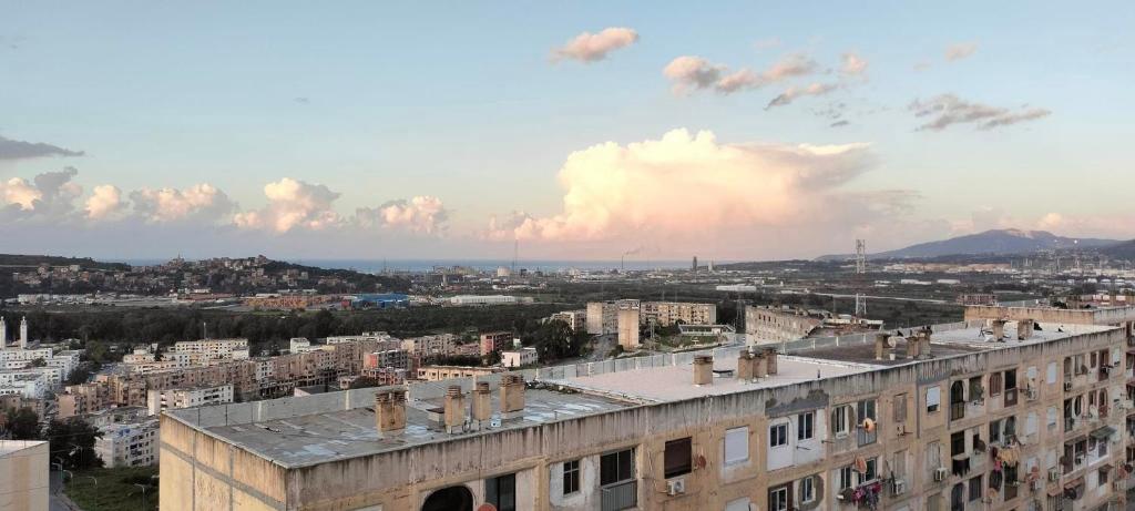 vista de uma cidade a partir do topo de um edifício em Marcello em Skikda