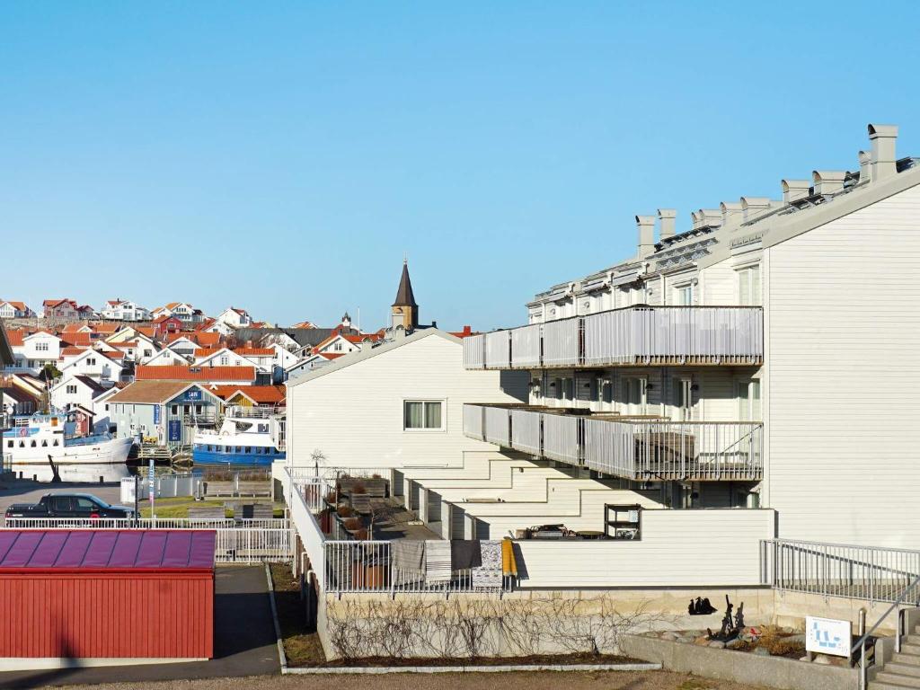 un edificio blanco con escaleras al costado en Holiday home Smögen IV, en Smögen