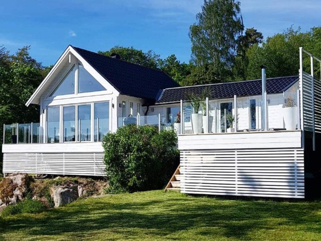 Biały dom z mnóstwem okien w obiekcie Holiday home Ronneby XIV w mieście Ronneby
