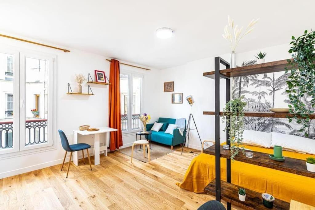 - un salon avec un lit et un bureau dans l'établissement Charm and Convenience in Quatier Latin, à Paris