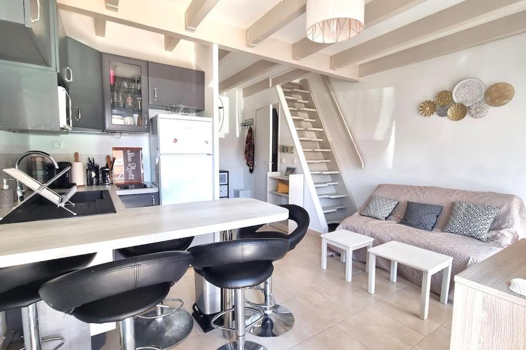 Una cocina o cocineta en Chez Laura et Benjamin ! Maison à la plage climatisée