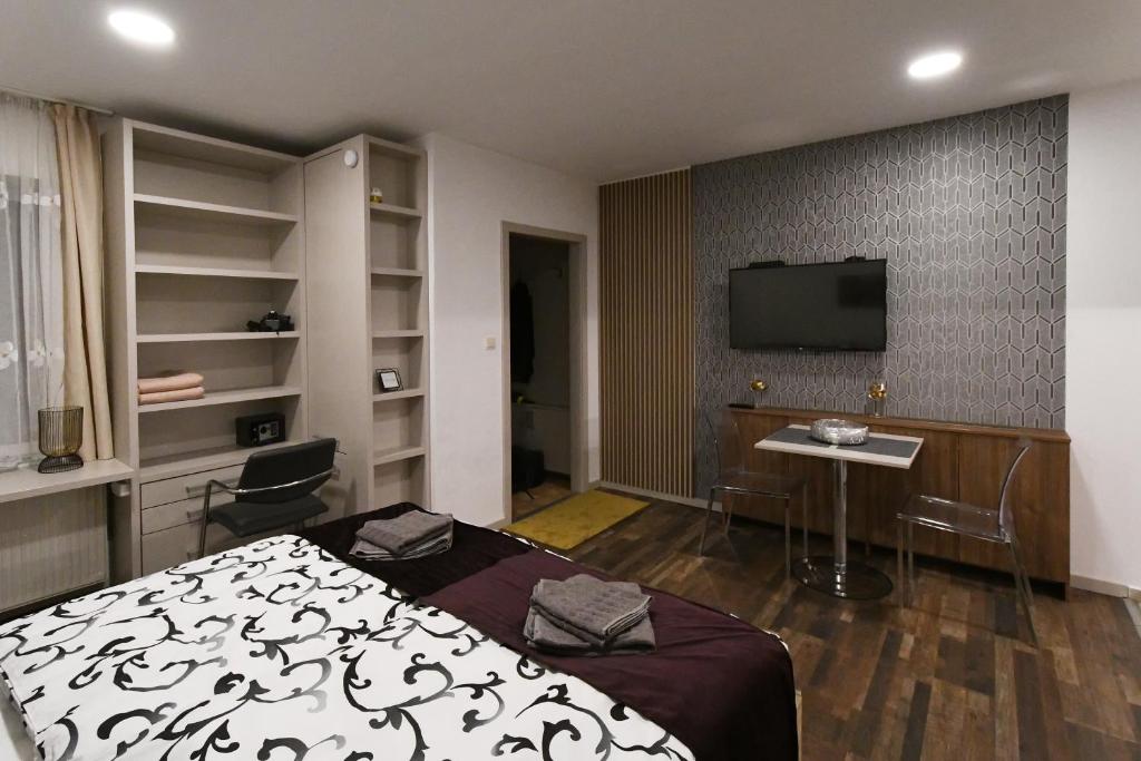 una camera con letto e TV a parete di Nice Home Apartment 2 ad Abda