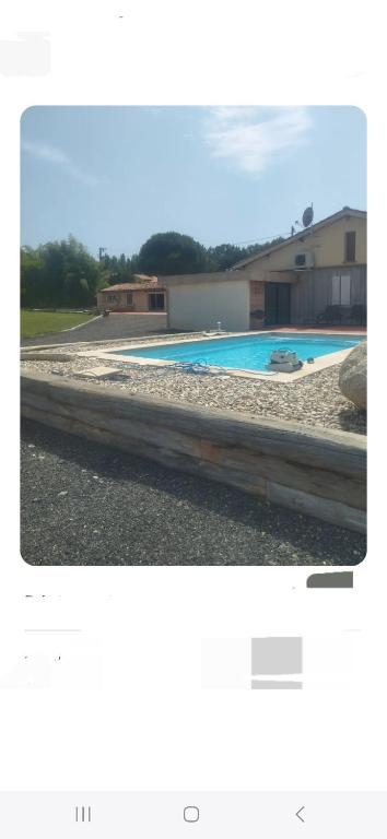 een foto van een zwembad met een huis bij Gite la Boisonade in Montauban