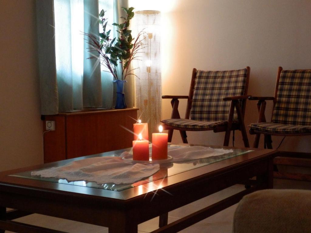 ヴァテラにあるTa Kalamakia Apartmentsのコーヒーテーブル(キャンドル2本、椅子2脚付)