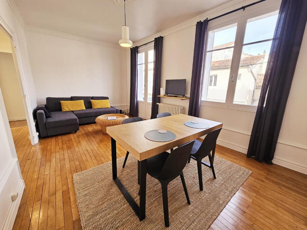 - un salon avec une table et un canapé dans l'établissement Fanfrelin joli T3 centre ville, à Angoulême