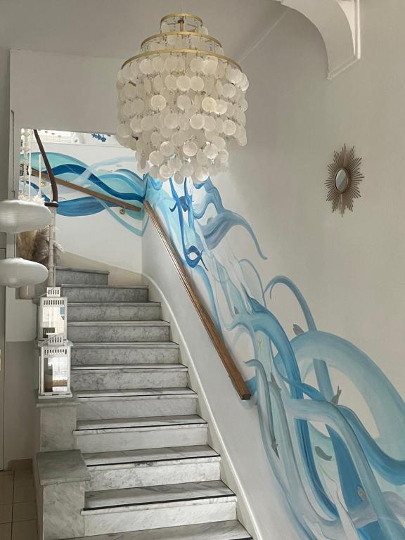 Bazén v ubytování Hôtel Eden - La Baigneuse nebo v jeho okolí