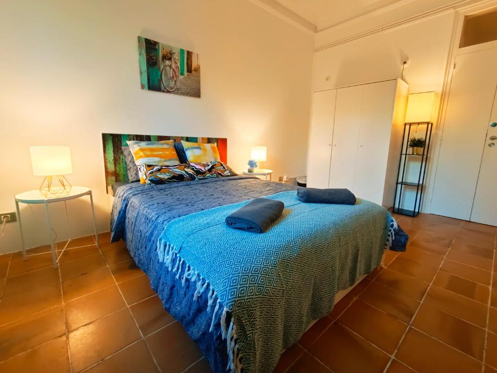 - une chambre avec un lit et 2 oreillers dans l'établissement Arc De Triumph Rooms, à Barcelone