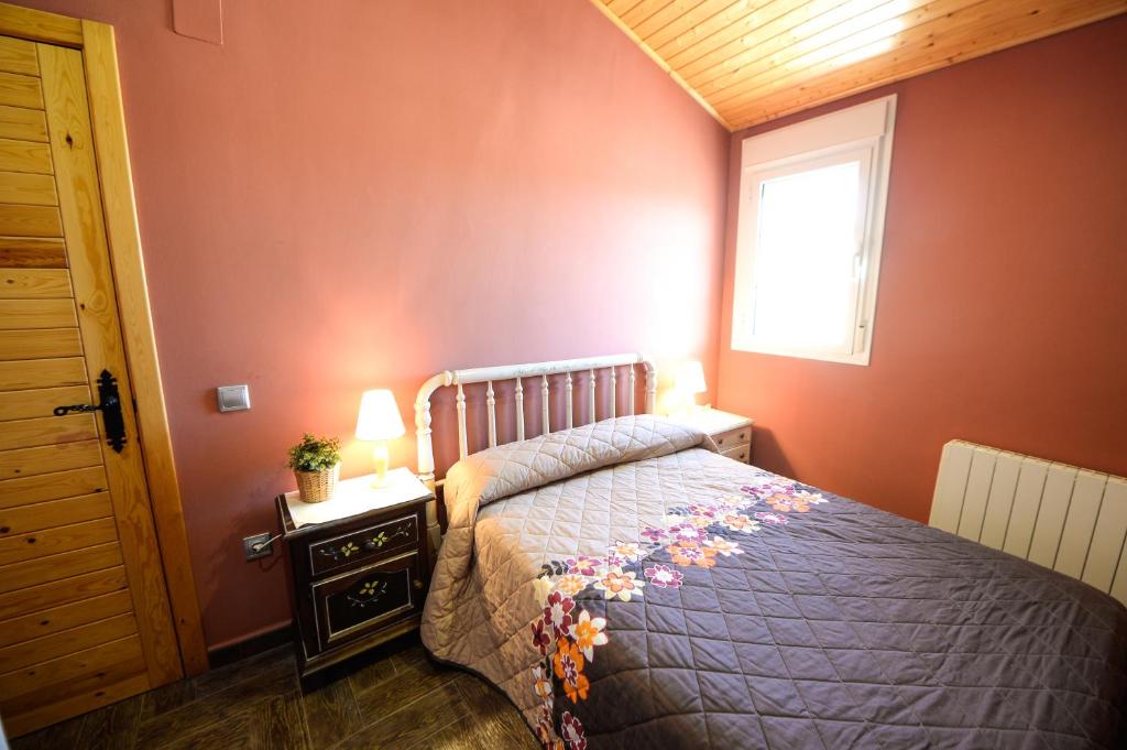 1 dormitorio con cama y ventana en Casa Celeste, en Castelserás