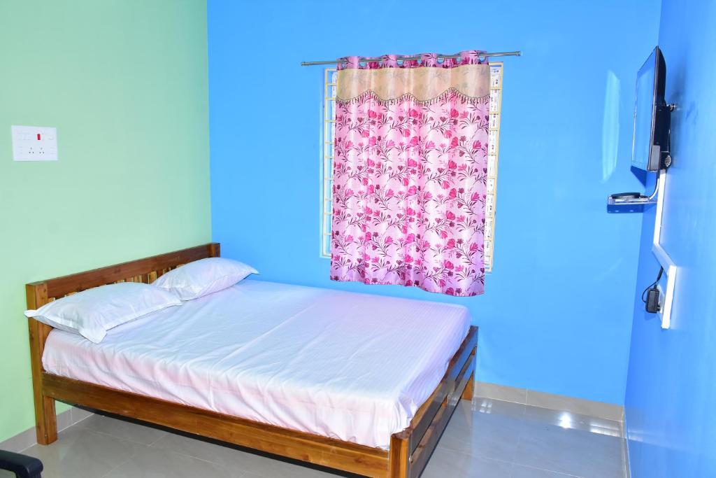 מיטה או מיטות בחדר ב-Hotel KIRITHI AC & RESIDENCY