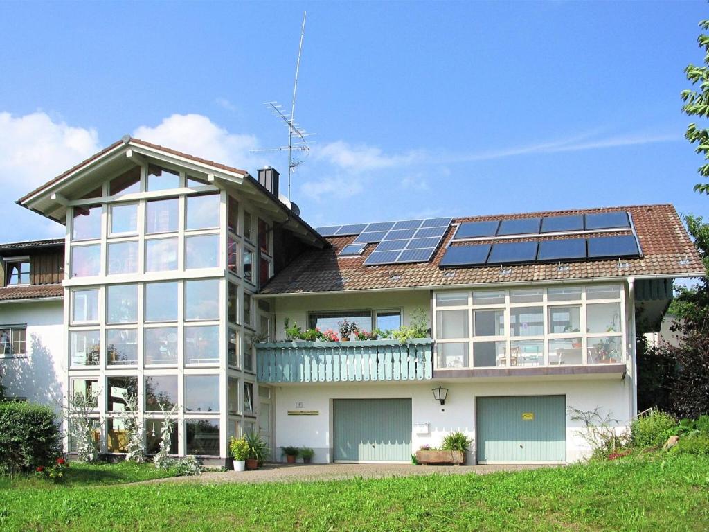 レールンバッハにあるWelcoming Chalet near Forest in Rohrnbachの屋根に太陽光パネルを敷いた家