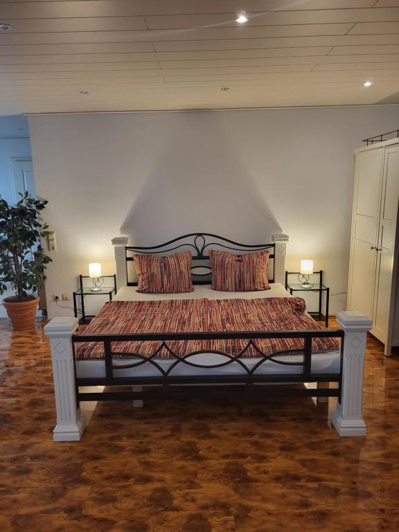 - un grand lit dans une chambre avec 2 oreillers dans l'établissement Ferienapartment Schlummerhausen, à Beilstein
