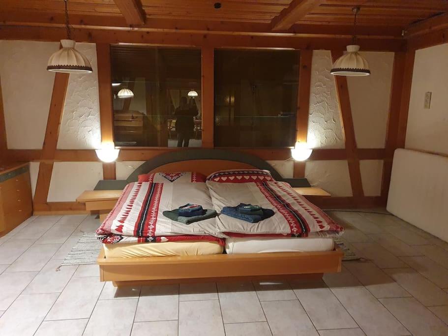 ein Bett in einem Zimmer mit zwei Schuhen darauf in der Unterkunft Aufschnaufhof in Diemtigen