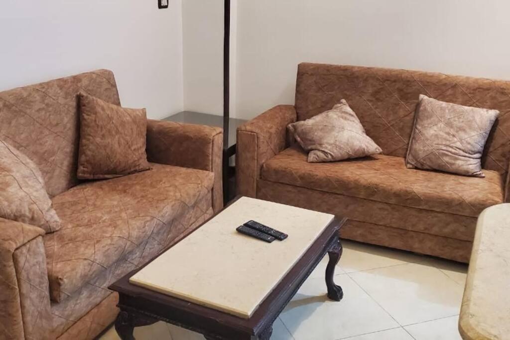 Sala de estar con 2 sofás y mesa de centro en El Minaa Residents 5, en Luxor