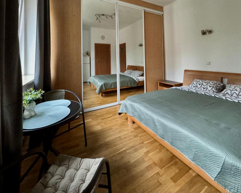 Säng eller sängar i ett rum på K22 Park Lazienki Aparts in Warsaw