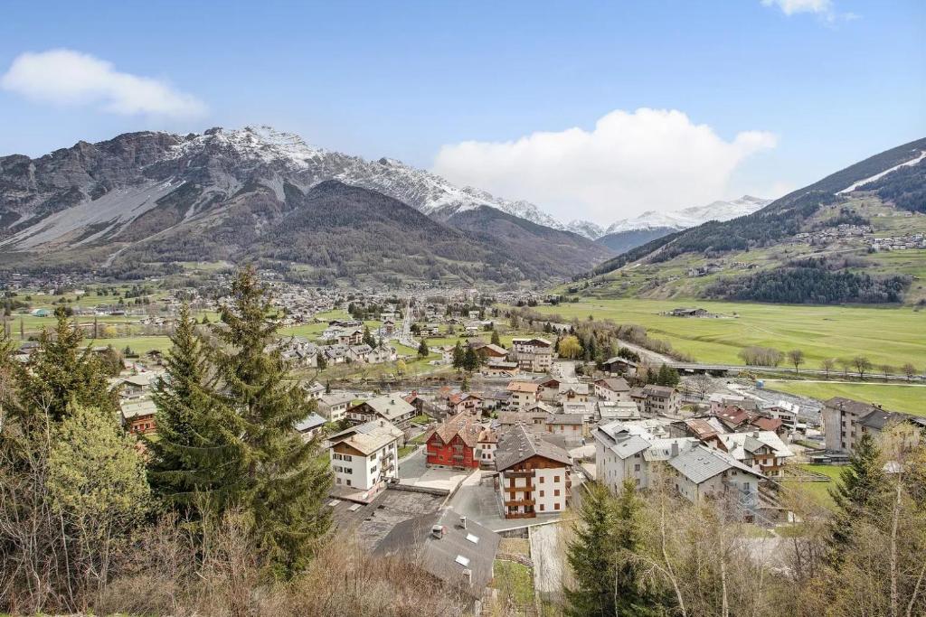 a town in a valley with mountains in the background at Bormio 1 in Santa Lucia