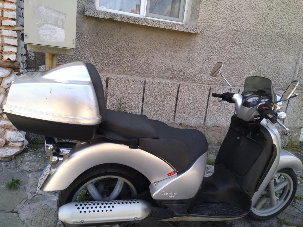 a motor scooter parked in front of a building at Ранчева къща in Panagyurishte