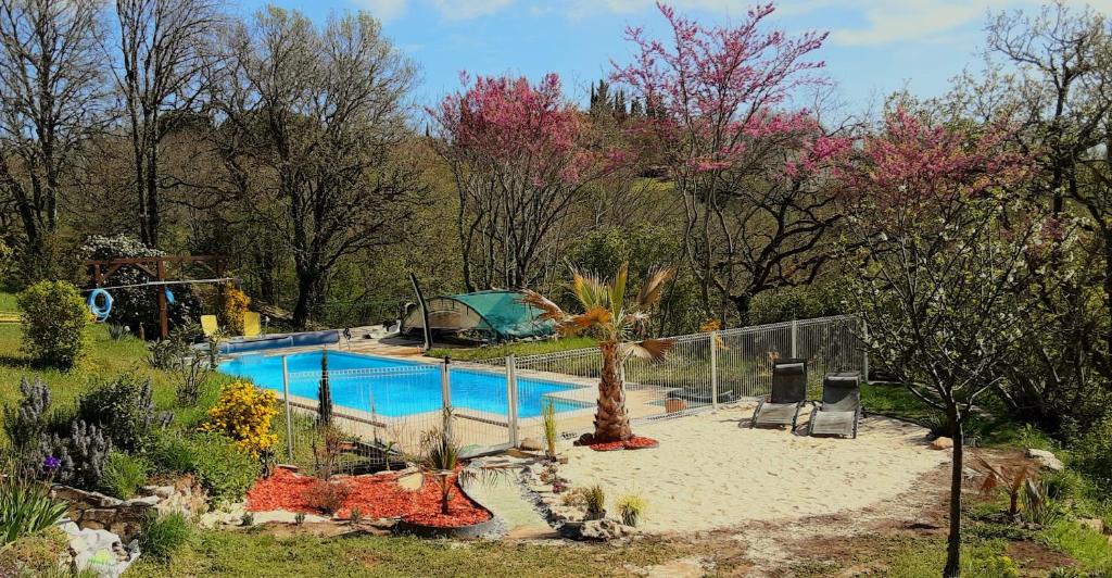 einen Pool inmitten eines Gartens in der Unterkunft Maison Les Fraysses in Bellefont-La Rauze