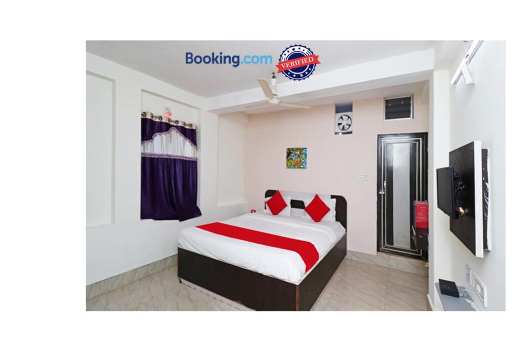 1 dormitorio con 1 cama y TV en Hotel Padoshi Puri Near Sea Beach & Temple - Parking Facilities - Best Hotel in Puri en Puri