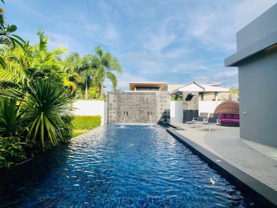 een zwembad voor een huis bij Luxurious Zen Pool Villa in Nai Harn Beach