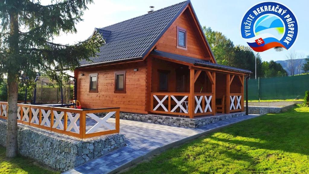 a small wooden house with a sign on it at Drevenička Vodníček in Liptovský Trnovec