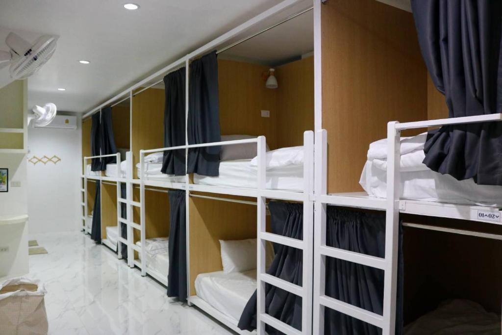 Postel nebo postele na pokoji v ubytování Airhub Hostel Phuket Airport
