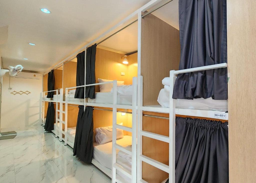 Ban Bo HanにあるAirhub Hostel Phuket Airportの二段ベッド2組が備わる客室です。