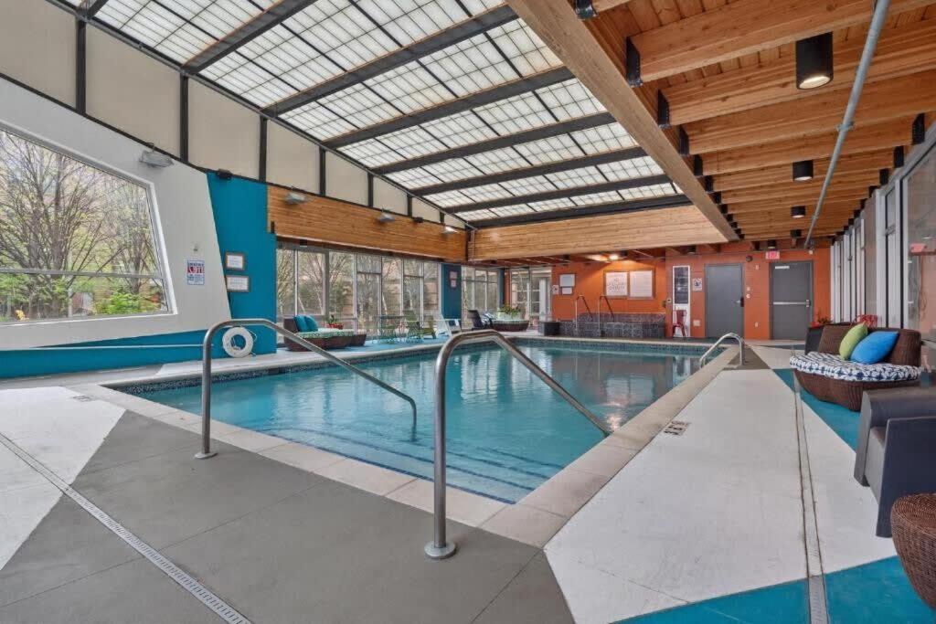 une grande piscine intérieure dans un bâtiment dans l'établissement CozySuites Mill District pool gym # 11, à Minneapolis