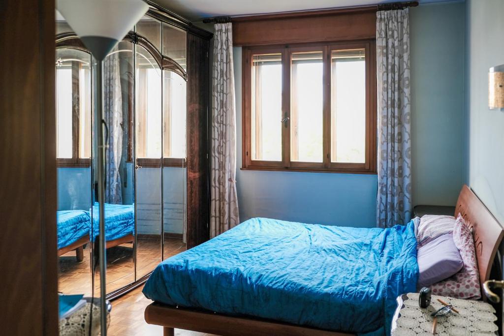1 dormitorio con cama y espejo en Appartamento tranquillo a 10 minuti da Padova en Sarmeola