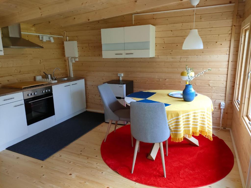 eine Küche mit einem Tisch und Stühlen im Zimmer in der Unterkunft Wind in den Weiden, Übernachten am Bachlauf in Birstein