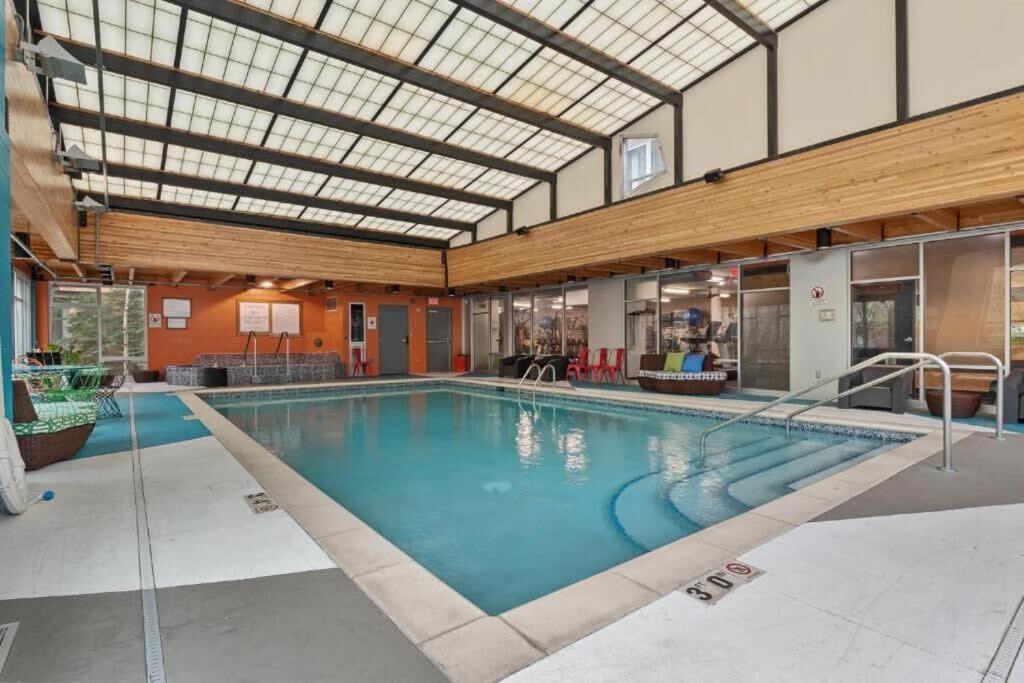 una grande piscina coperta in un edificio di CozySuites 2BR Mill District pool gym # 01 a Minneapolis