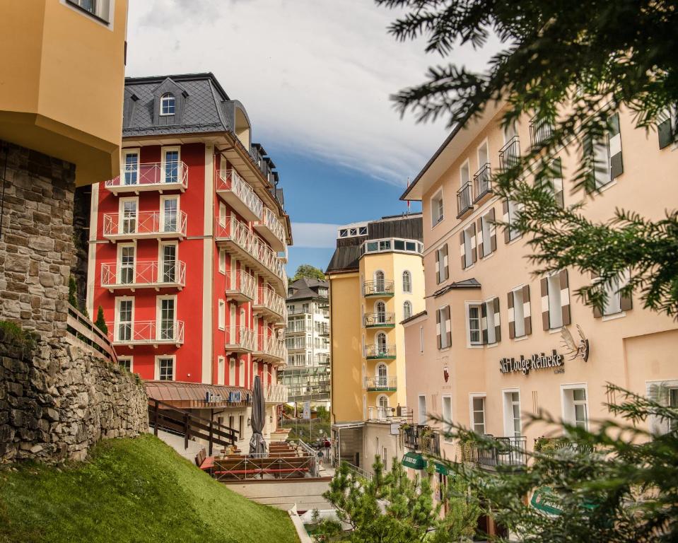 eine Reihe von hohen Gebäuden in einer Stadt in der Unterkunft Hotel Eden Rock in Bad Gastein