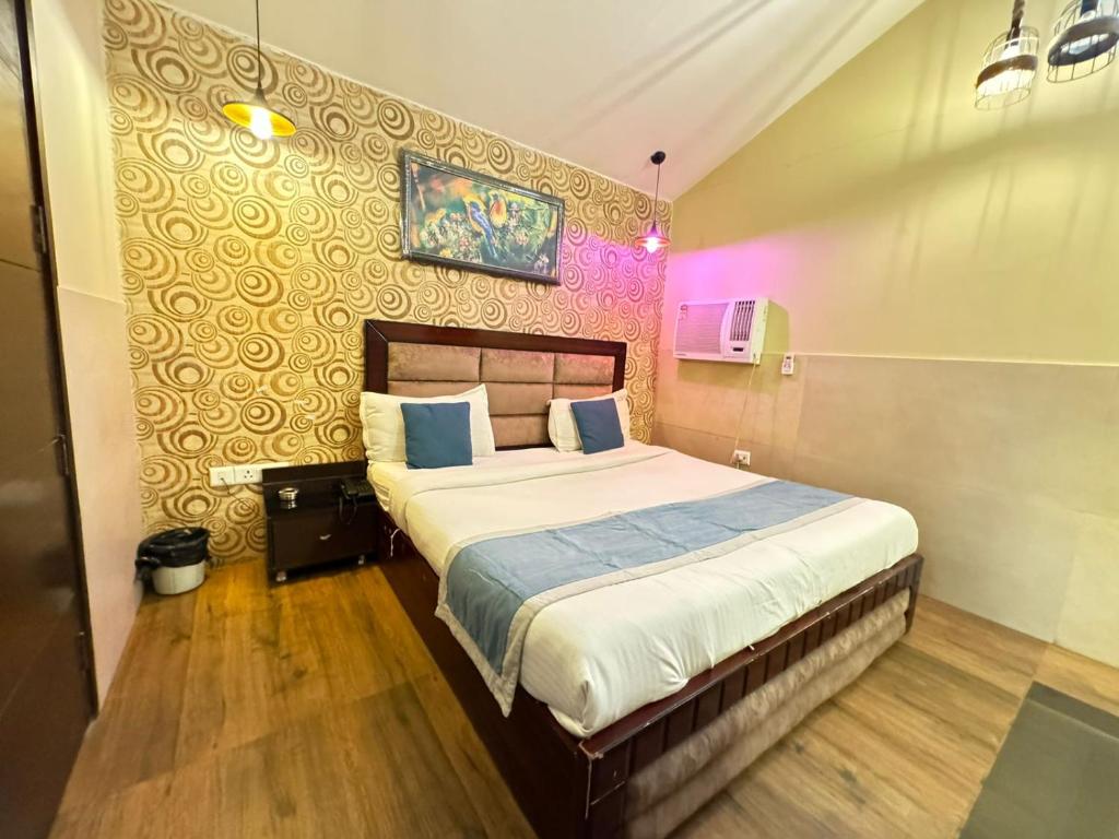 een slaapkamer met een groot bed in een kamer bij Hotel Height's - Kalka ji in New Delhi