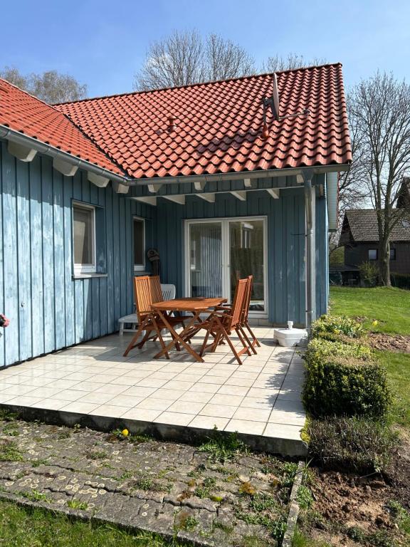 un patio con tavolo e sedie su una casa di Netter Ferienhaus a Bockenem