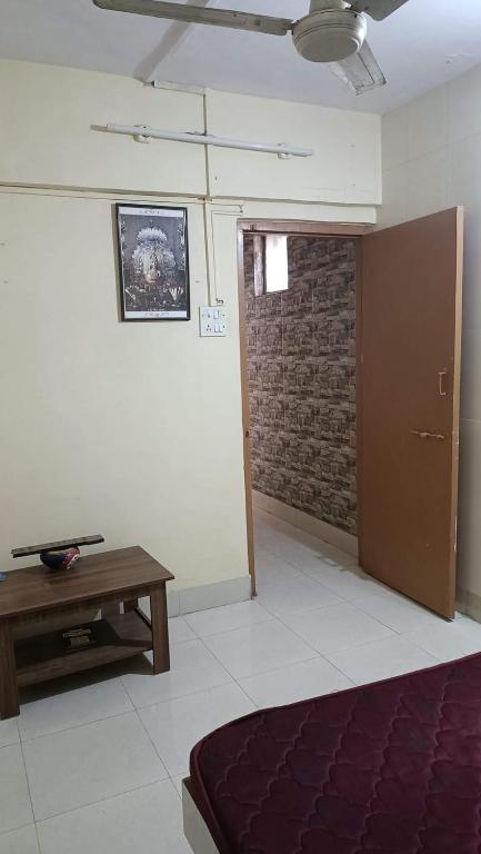 Habitación con puerta, mesa y pared de ladrillo en master bedroom A2, en Bombay