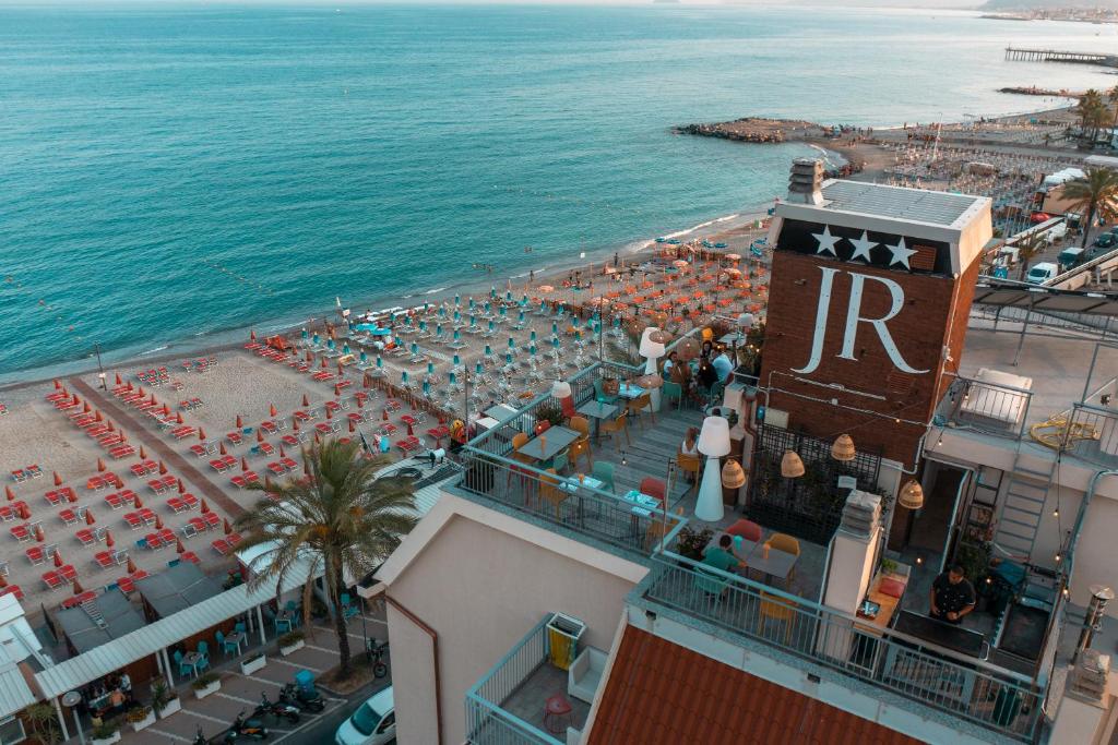 uma vista aérea de uma praia e do oceano em Hotel Jolly Roger em Pietra Ligure