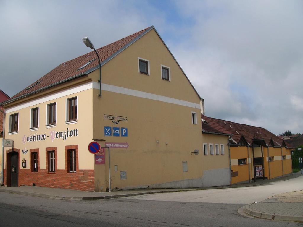 een gebouw aan de straatkant bij PENZION U TOČÍKA in Kunžak