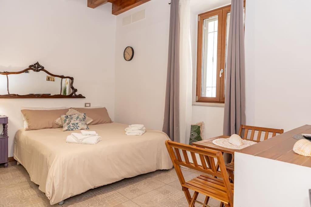 Postel nebo postele na pokoji v ubytování [Centro Storico] Redmood House a 5 min dal mare, Wi-Fi, A/C e Netflix