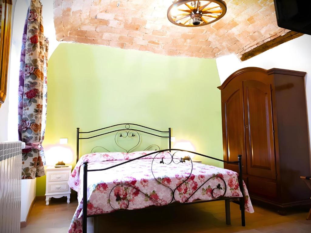 a bedroom with a bed with a pink blanket at Chrizia in Novi Ligure