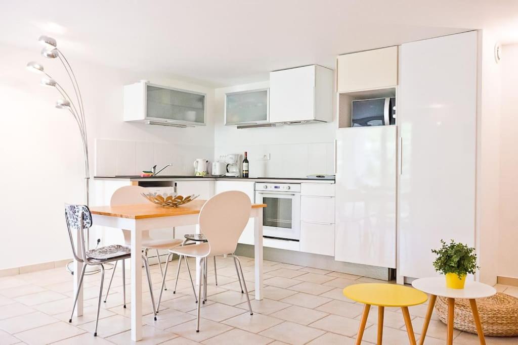 Photo de la galerie de l'établissement Le Pin parasol - Charmant 2 pièces avec piscine 4 personnes + bébé, à Saint-Raphaël