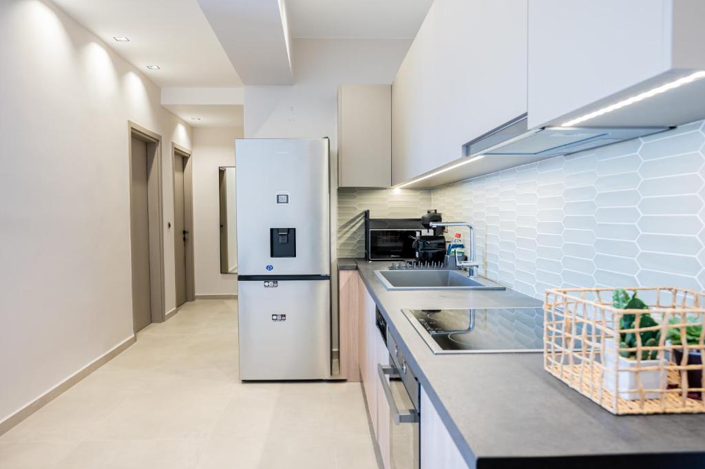 Kuchyň nebo kuchyňský kout v ubytování Yiannis Deluxe Apartment