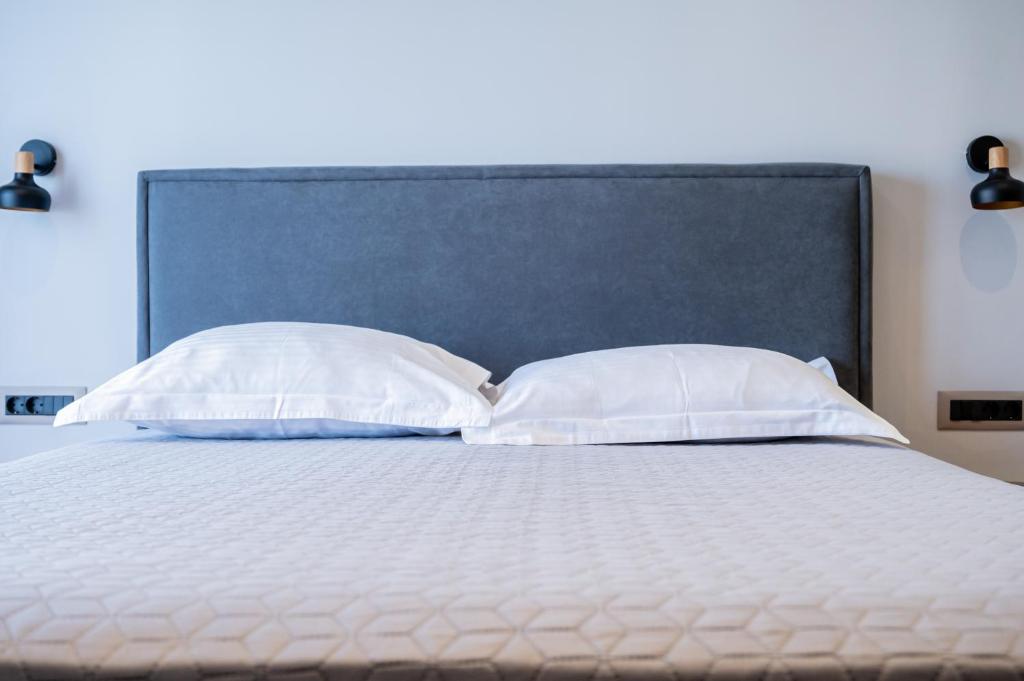 Postel nebo postele na pokoji v ubytování Yiannis Deluxe Apartment