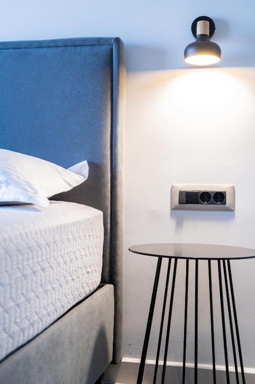 Postel nebo postele na pokoji v ubytování Yiannis Deluxe Apartment