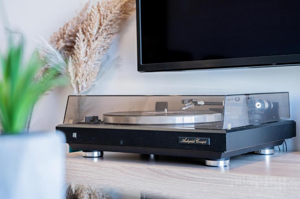 TV a/nebo společenská místnost v ubytování Yiannis Deluxe Apartment