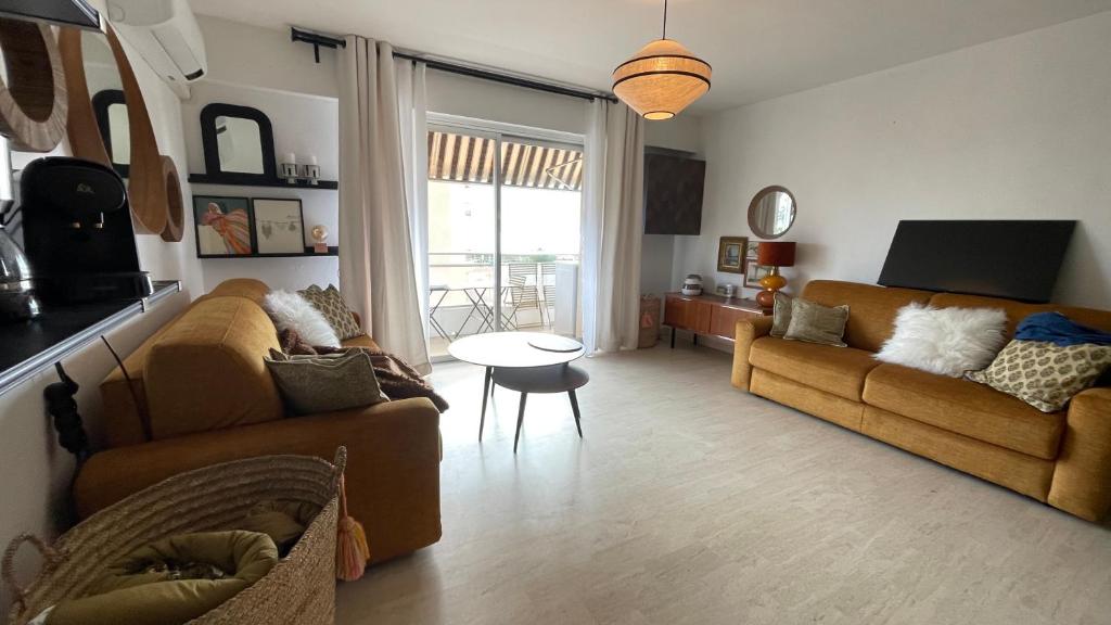 TV a/nebo společenská místnost v ubytování Studio Vue Mer - terrasse - parking - plage