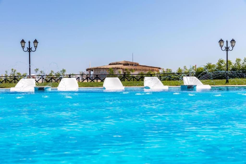 Kolam renang di atau dekat dengan Двуспални апартаменти Оазис Бийч клуб